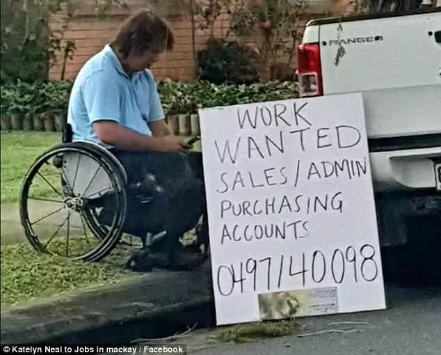 不願領救助金！這個無法行走的澳洲男子 堅持上街求職