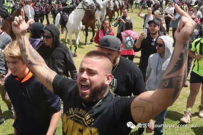 总理谴责“丑陋的种族主义游行” 一些极右游行者行纳粹礼